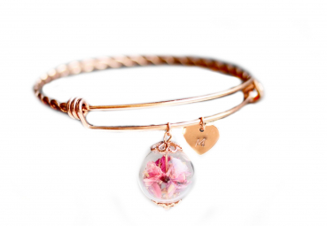 Personalisierter Armreif roségoldfarben mit Blüten in rosapink in einer Glaskugel und Herz mit Buchstaben Gravur / Geschenk für Sie